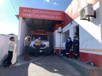 Músicos tocam na sede do SAMU de Caçapava do Sul durante o projeto Serenatas da casa, durante a pandemia de covid-19