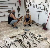 montagem-o1.jpg Luiz Antonio Beck e Gisele Teixeira durante a montagem do galpão da casa de cultura Juarez Teixeira