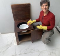 IMG-9028.jpg Gisele Teixeira em trabalho de restauração de cadeira piniqueira