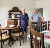 montagem-sala-de-jantar-ccjt.jpg Juarez dda rosa Teixeira e João Timotheo Esmerio machado durante a montagem da sala de jantar da Casa de cultura Juarez Teixeira