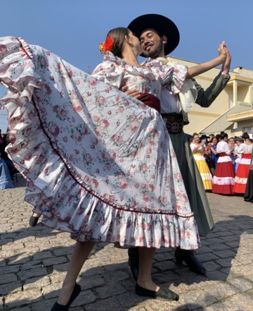 Exibição de bailarinos durante a festa mundial do folclore em caçapava do sul, em 2022