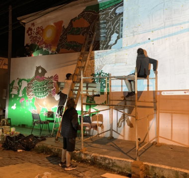 alunos de desenho industrial da UFSM trabalham no mural