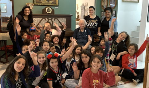 Diretor da Casa de Cultura com crinças do projeto A Escola vai ao Museu