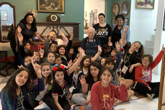 projeto-a-escola-vai-ao-museu.jpg Diretor da Casa de Cultura com crinças do projeto A Escola vai ao Museu